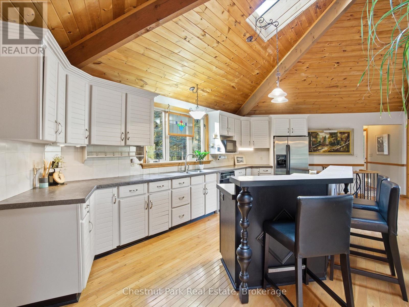 1077 Fairy Falls Road, Lake Of Bays, Ontario  P0B 1A0 - Photo 15 - X12849558