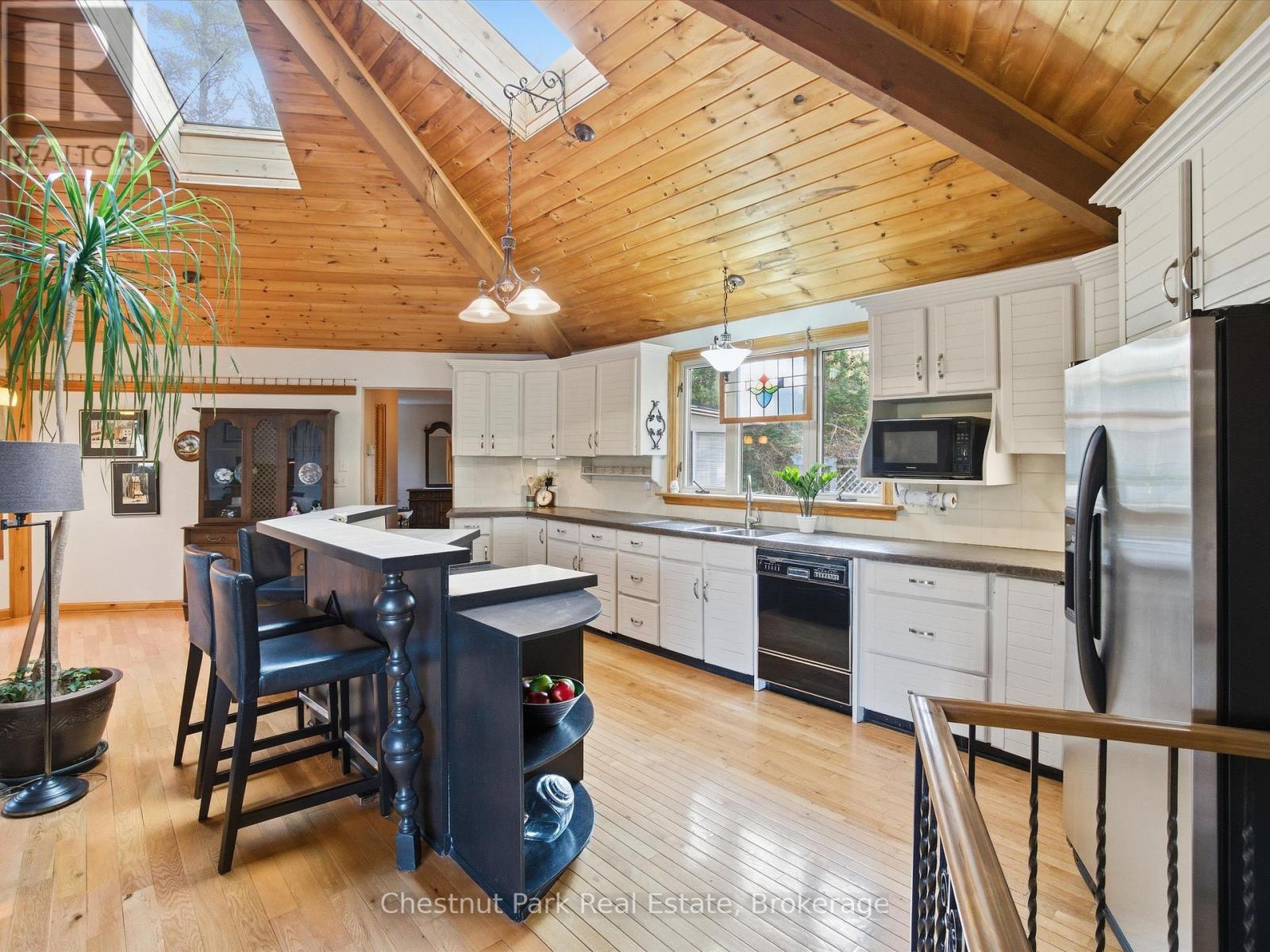 1077 Fairy Falls Road, Lake Of Bays, Ontario  P0B 1A0 - Photo 16 - X12849558