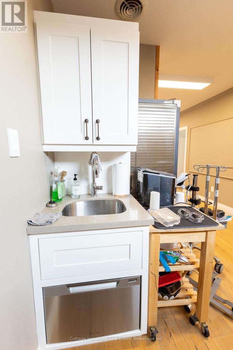 10 Brunel Road, Huntsville, Ontario  P1H 2A9 - Photo 15 - X12861936