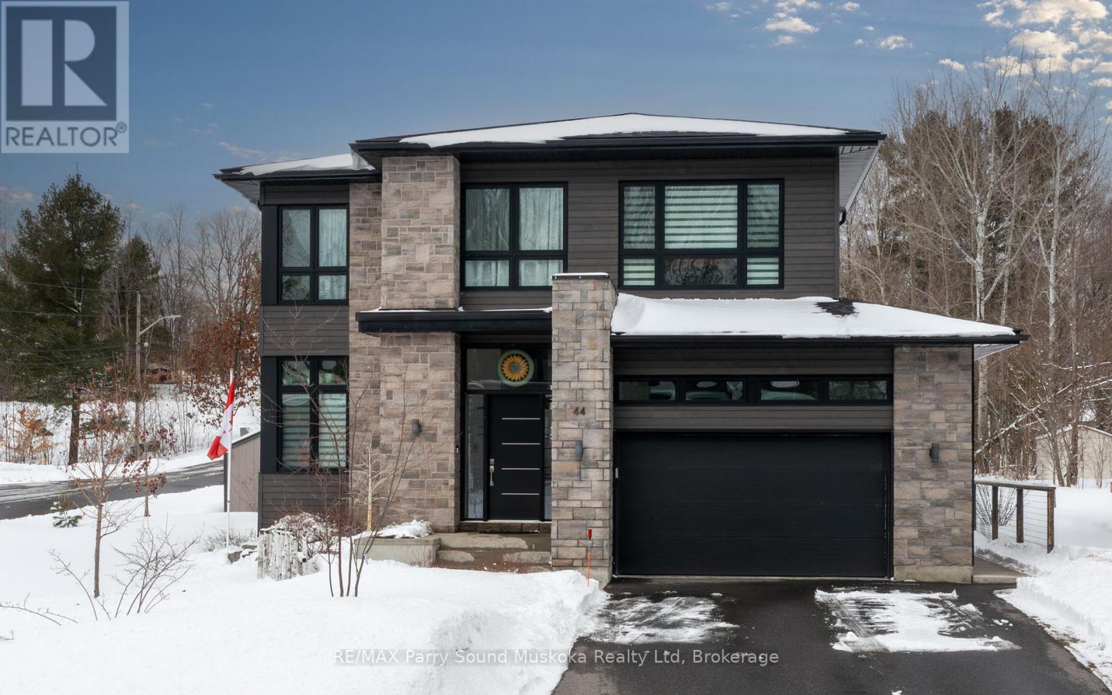 44 Dennis Drive, Parry Sound, Ontario  P2A 0E6 - Photo 2 - X12890258