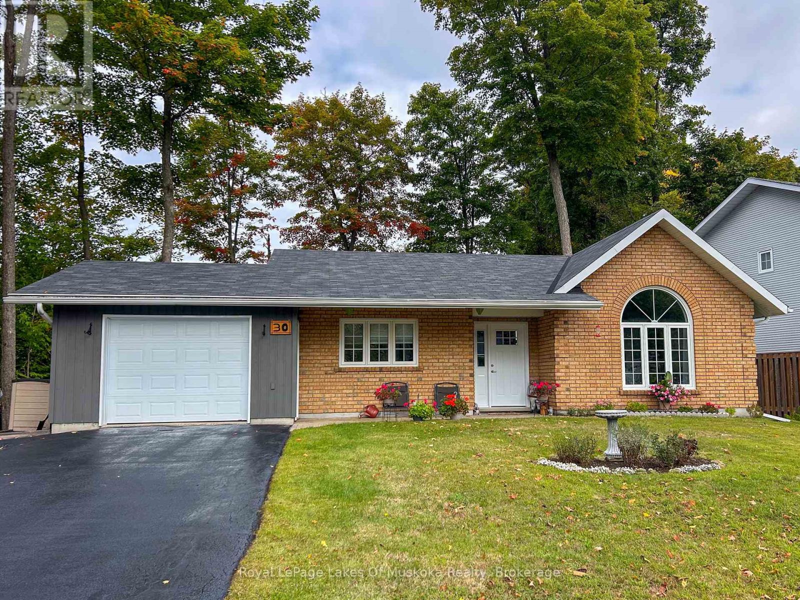 30 Shaw Crescent, Huntsville, Ontario  P1H 1T7 - Photo 1 - X12894260