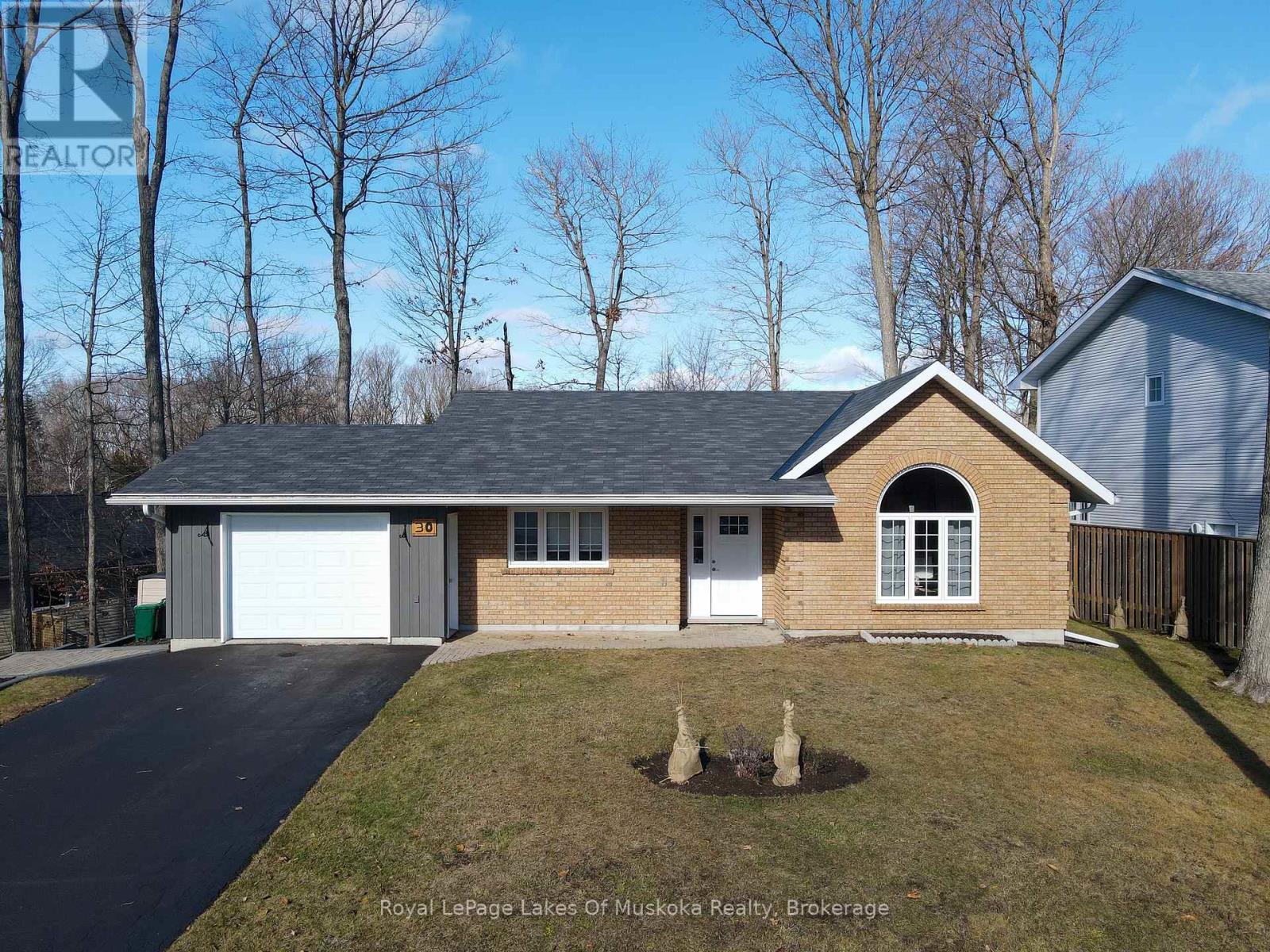 30 Shaw Crescent, Huntsville, Ontario  P1H 1T7 - Photo 2 - X12894260