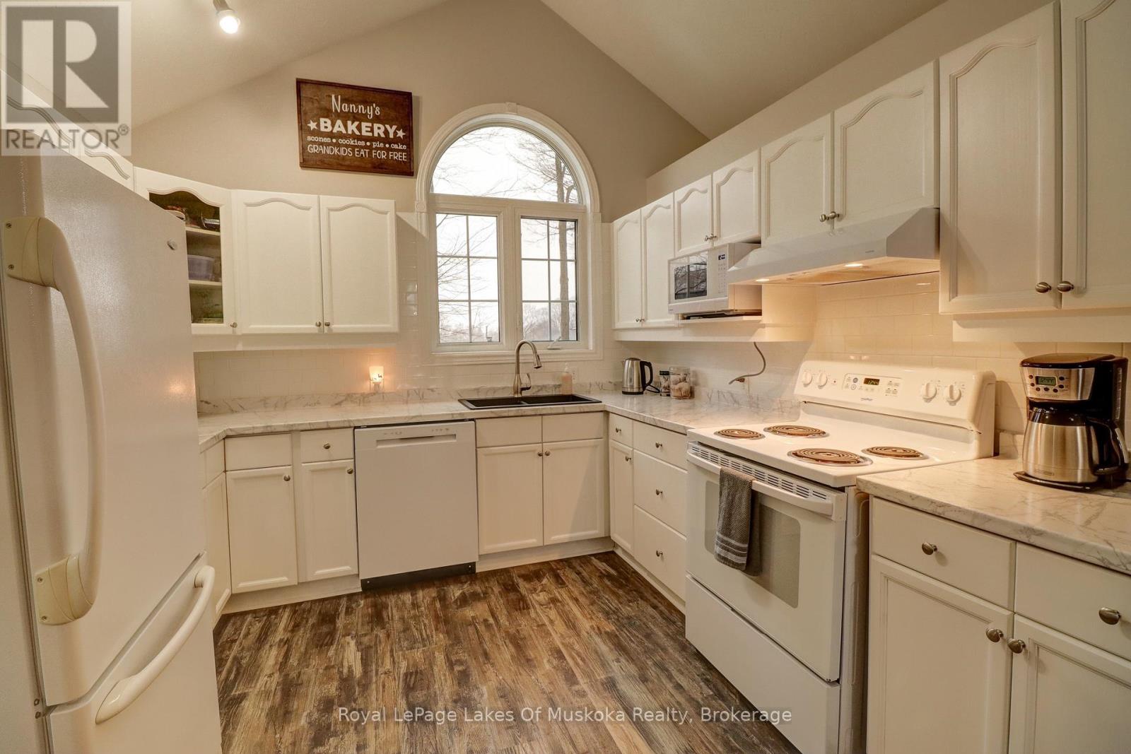 30 Shaw Crescent, Huntsville, Ontario  P1H 1T7 - Photo 4 - X12894260