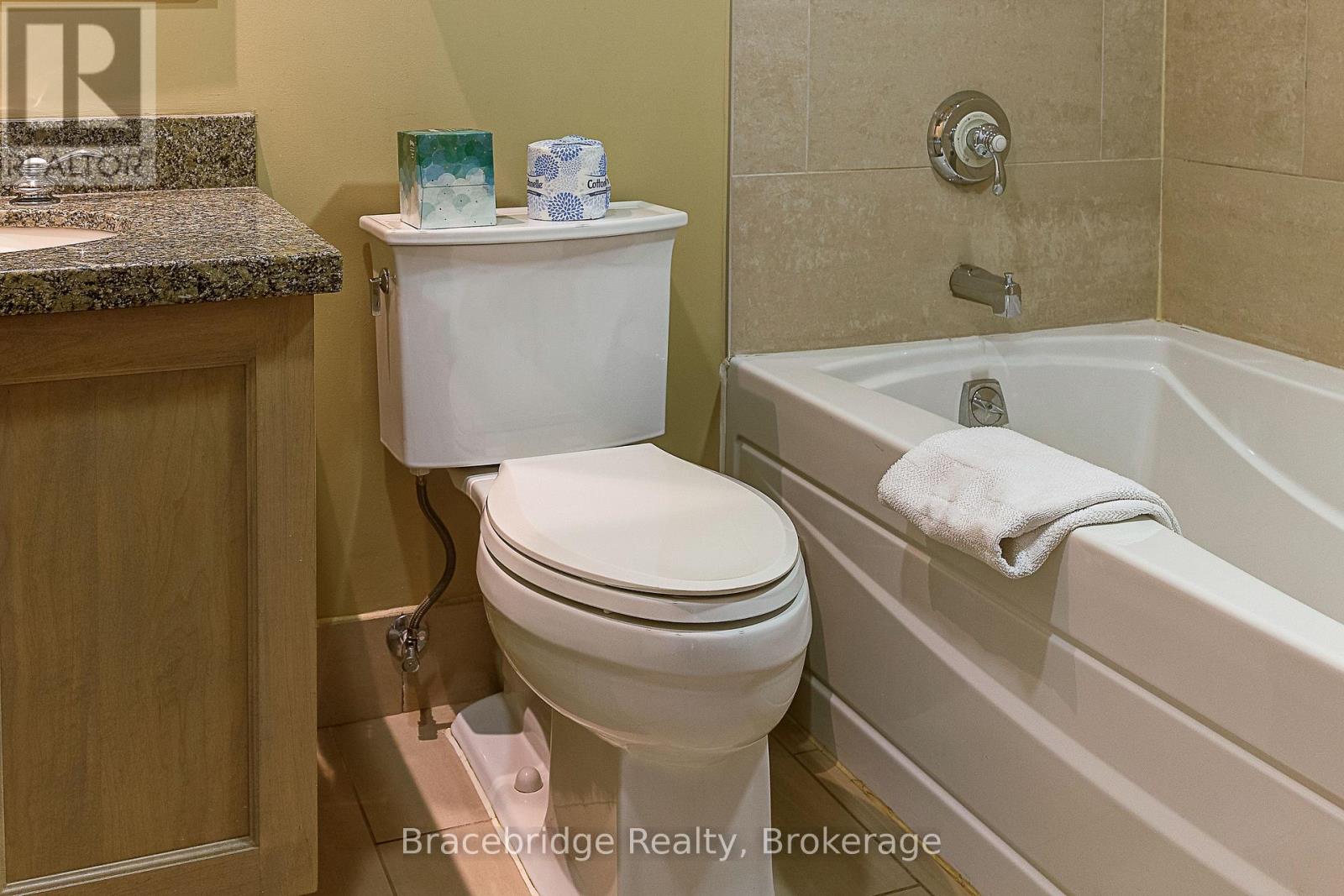 T301-C2 - 1869 Muskoka Rd 118 Highway W, Muskoka Lakes, Ontario  P1L 1W8 - Photo 11 - X12918586