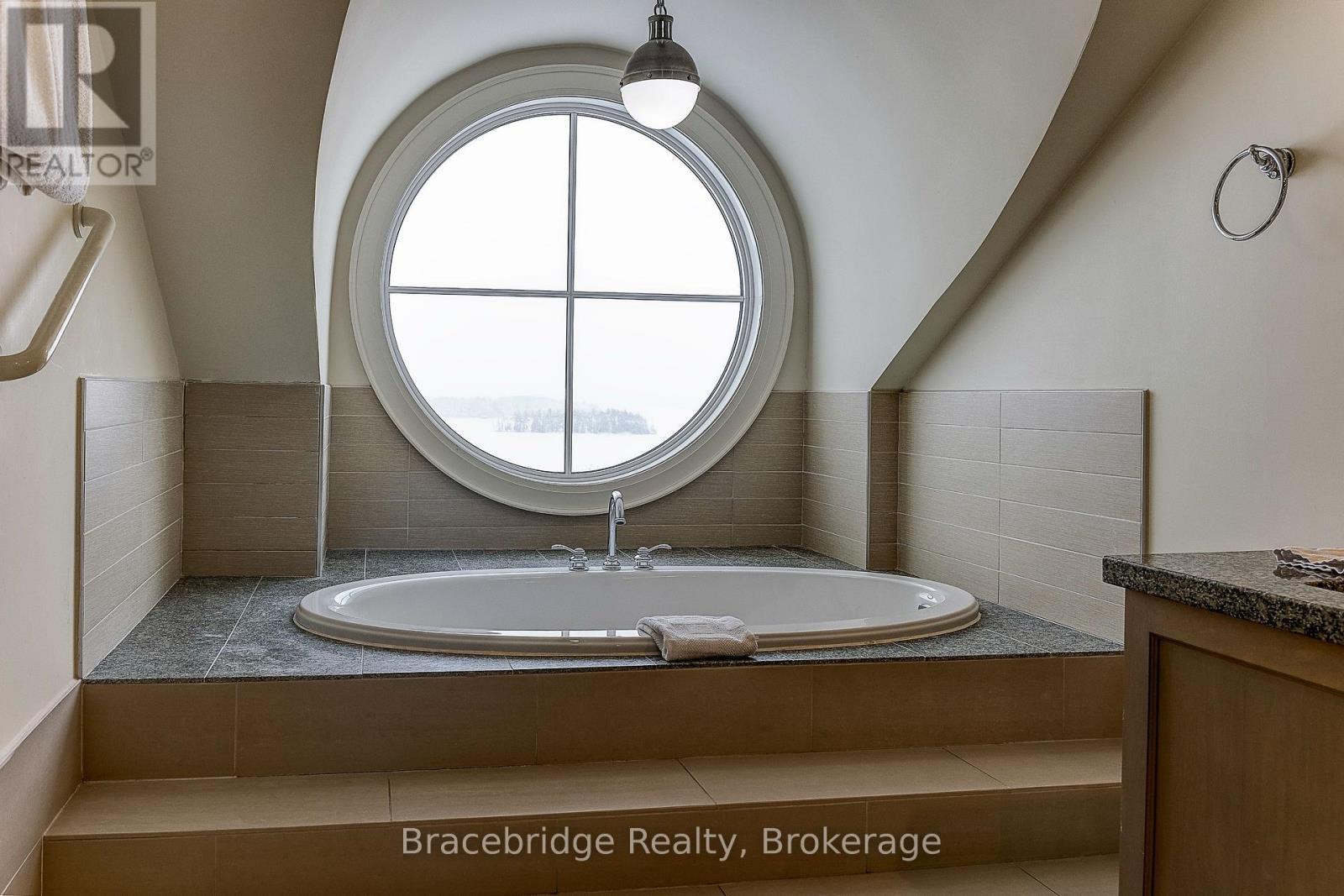 T301-C2 - 1869 Muskoka Rd 118 Highway W, Muskoka Lakes, Ontario  P1L 1W8 - Photo 7 - X12918586