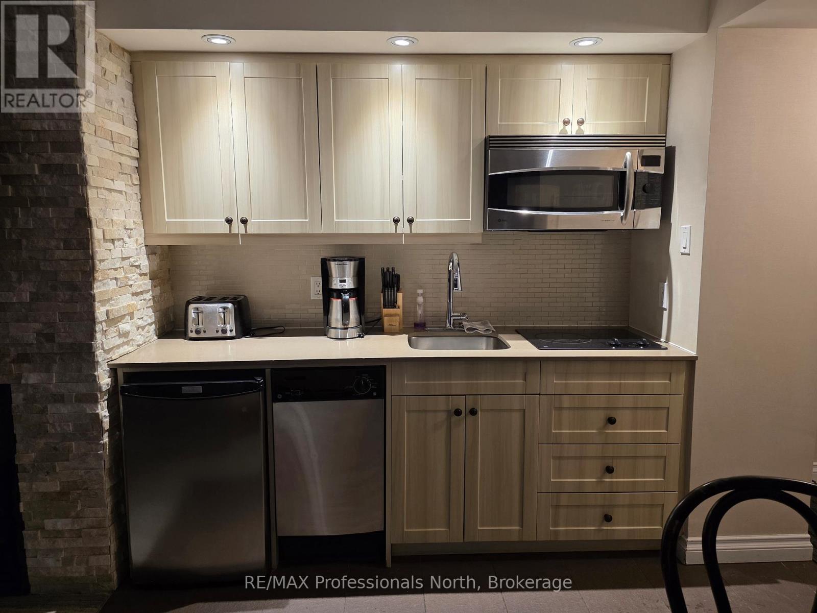 54-207 - 1235 Deerhurst Drive, Huntsville, Ontario  P1H 2E8 - Photo 3 - X12921964