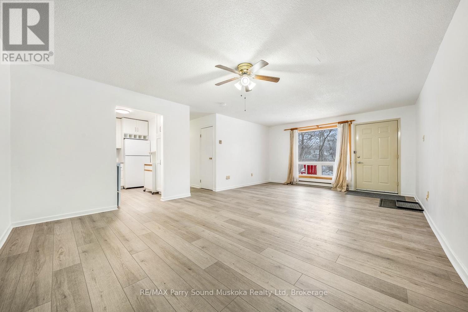 105 - 1 Georgian Bay Avenue, Parry Sound, Ontario  P2A 3B1 - Photo 5 - X12926726