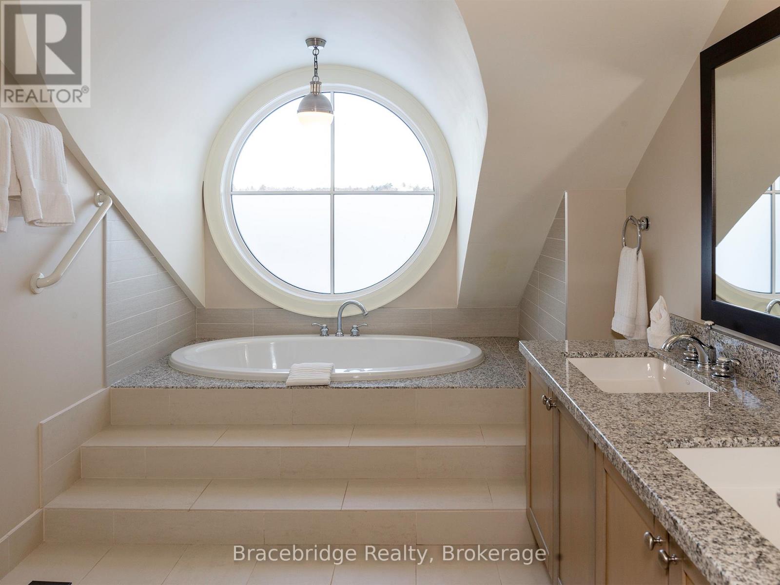 G102-C2 - 1869 Muskoka Road 118 Highway W, Muskoka Lakes, Ontario  P1L 1W8 - Photo 4 - X12927424