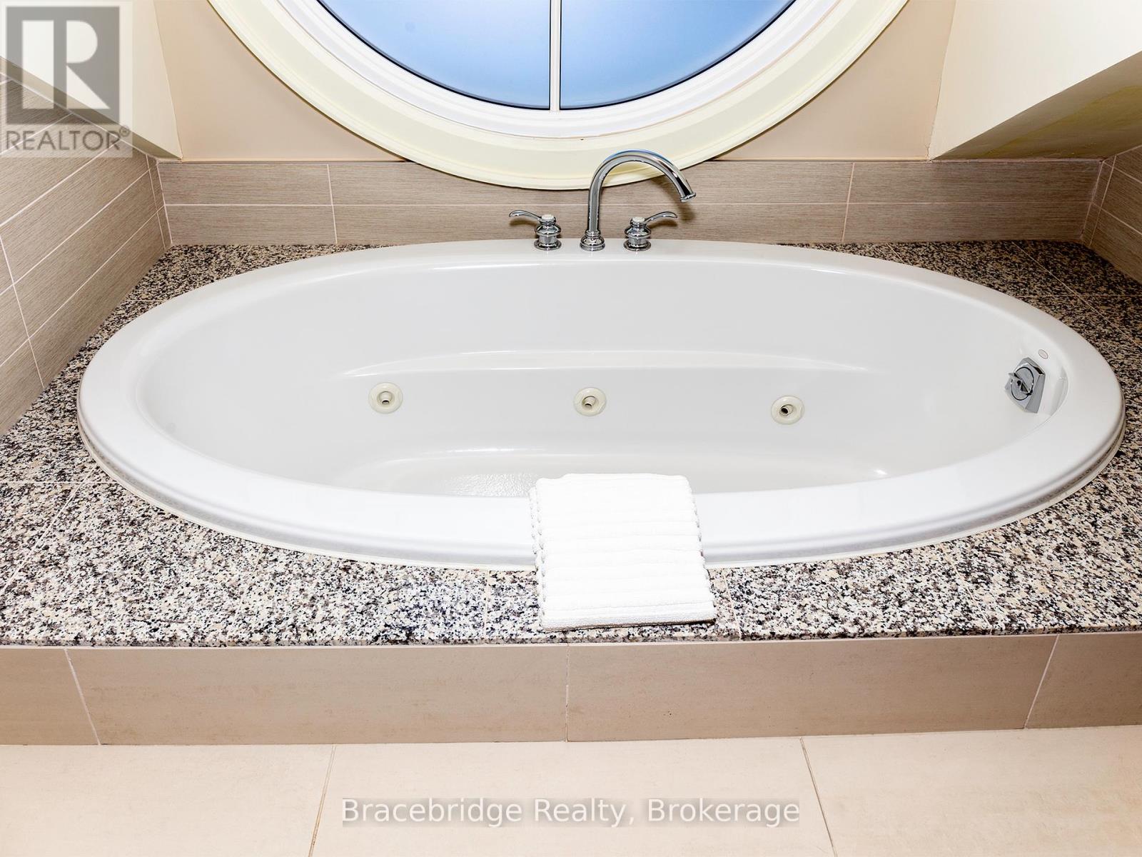 G102-C2 - 1869 Muskoka Road 118 Highway W, Muskoka Lakes, Ontario  P1L 1W8 - Photo 8 - X12927424