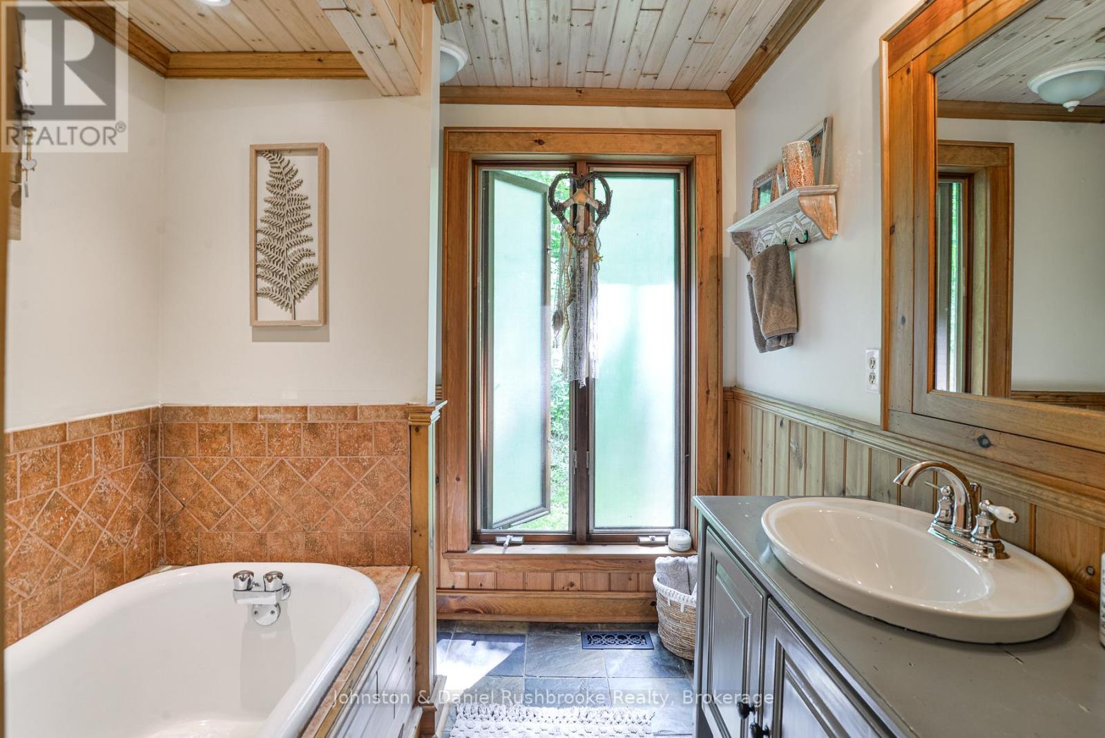 1658 Housey's Rapids Road, Gravenhurst, Ontario  P1P 1R3 - Photo 6 - X12929598