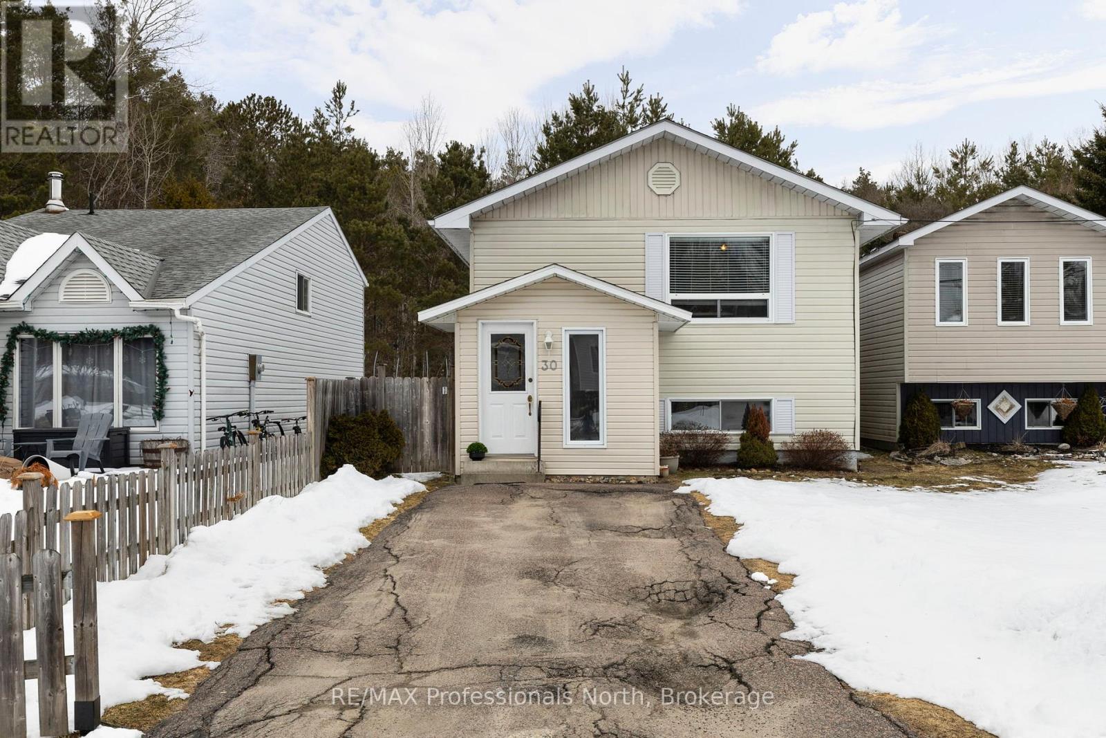 30 Sabrina Park Drive, Huntsville, Ontario  P1H 1L8 - Photo 1 - X12929830