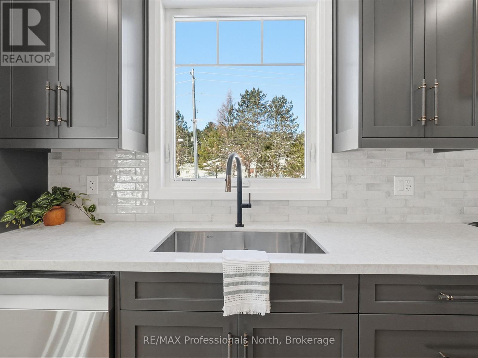 11 Clarkes Lane, Huntsville, Ontario  P0B 1M0 - Photo 12 - X12933168