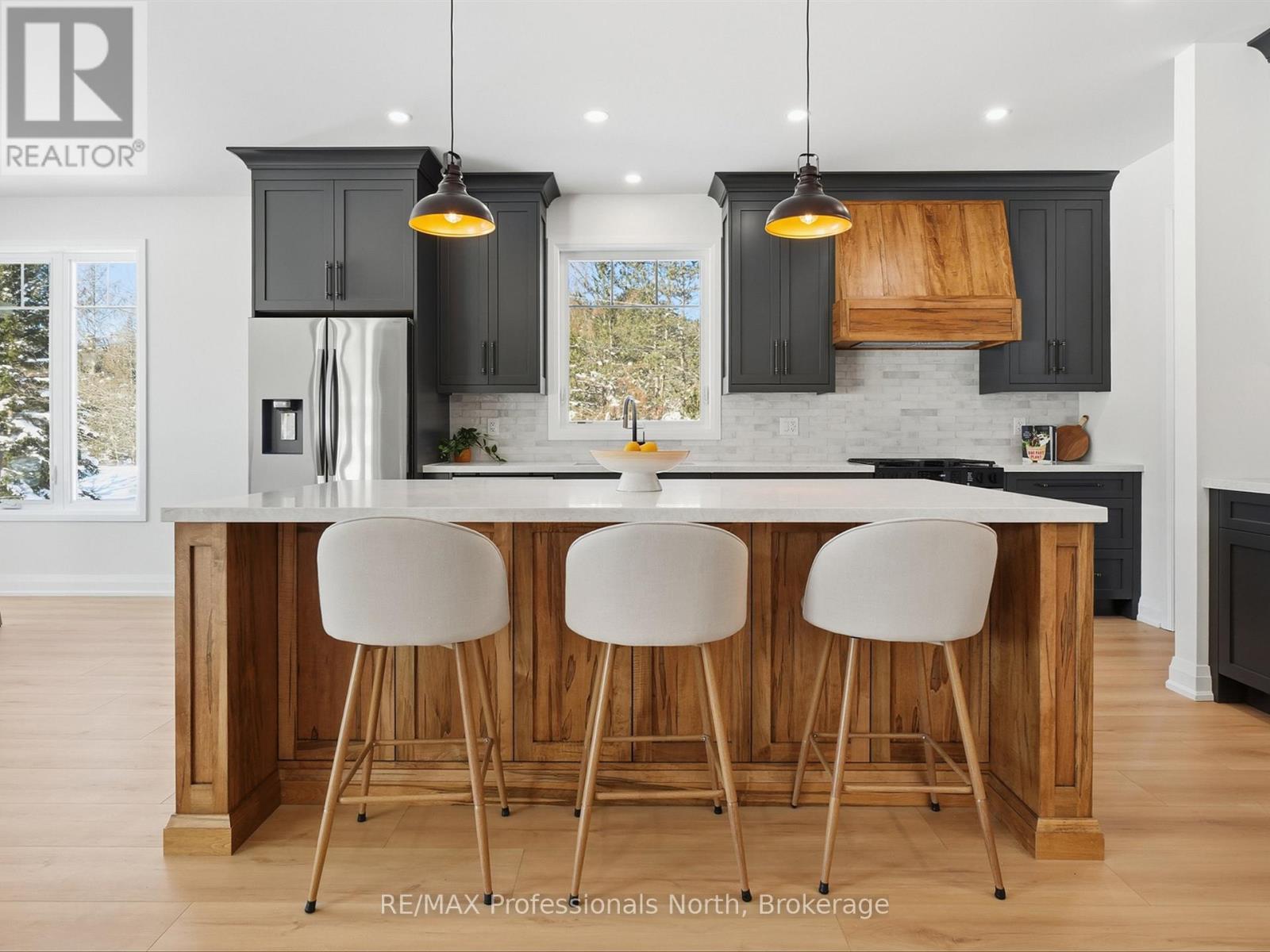 11 Clarkes Lane, Huntsville, Ontario  P0B 1M0 - Photo 3 - X12933168