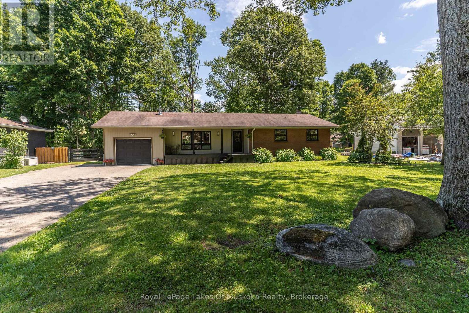 220 Alexander Street, Gravenhurst, Ontario  P1P 1A6 - Photo 3 - X12941010