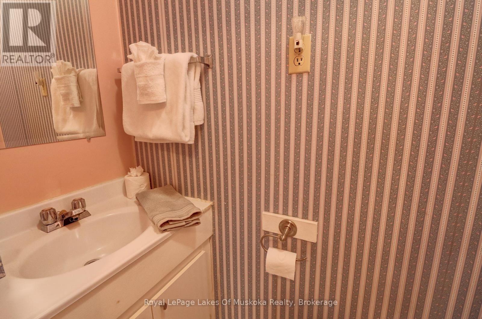 16 Rogers Road, Huntsville, Ontario  P1H 1T1 - Photo 14 - X12942296