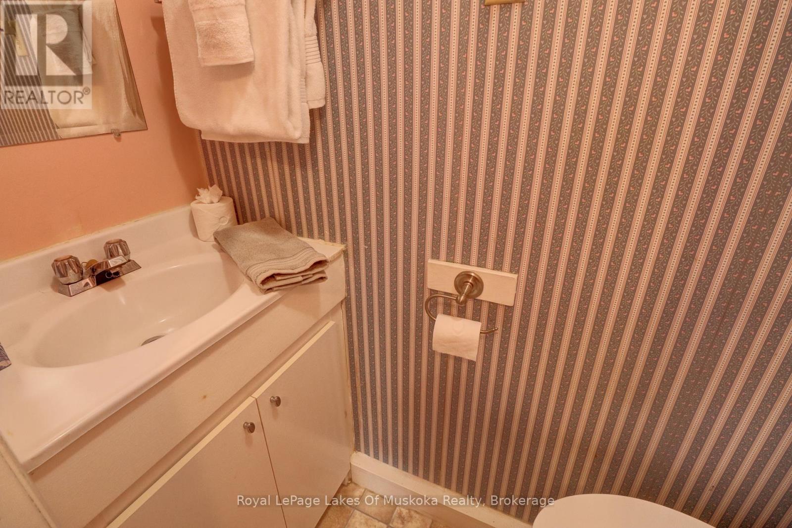 16 Rogers Road, Huntsville, Ontario  P1H 1T1 - Photo 15 - X12942296