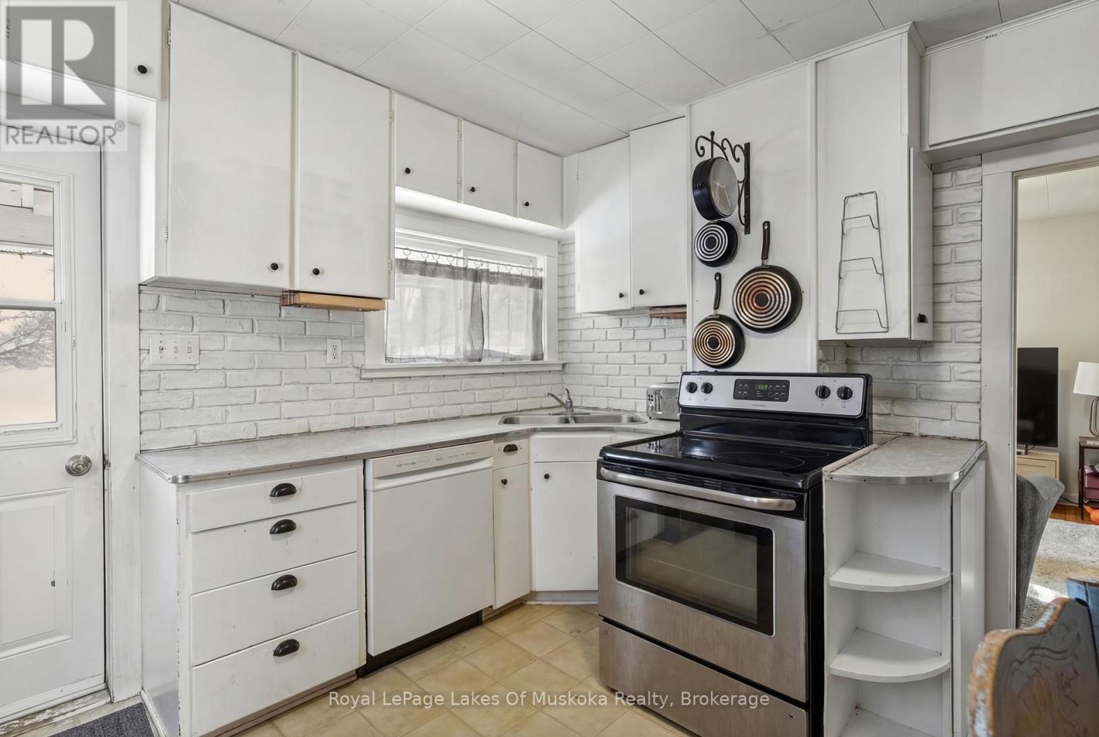 60 West Road W, Huntsville, Ontario  P1H 1L8 - Photo 10 - X12943630