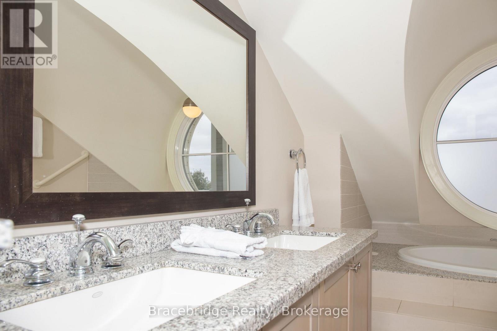 G103-D1 - 1869 Muskoka Road 118 Highway W, Muskoka Lakes, Ontario  P1L 1W8 - Photo 5 - X12945962