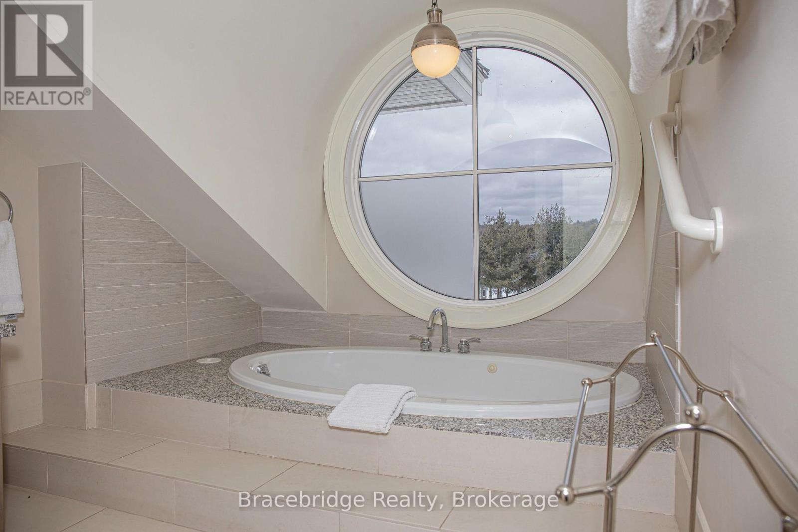 G103-D1 - 1869 Muskoka Road 118 Highway W, Muskoka Lakes, Ontario  P1L 1W8 - Photo 6 - X12945962