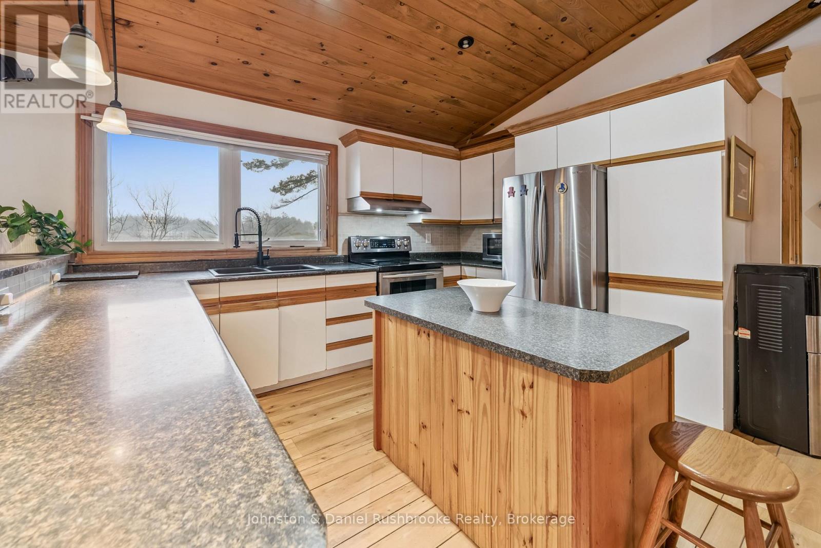 1051 Evanswood Drive, Gravenhurst, Ontario  P0E 1G0 - Photo 11 - X12950162