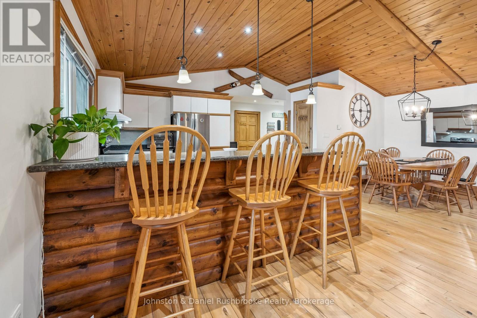 1051 Evanswood Drive, Gravenhurst, Ontario  P0E 1G0 - Photo 9 - X12950162