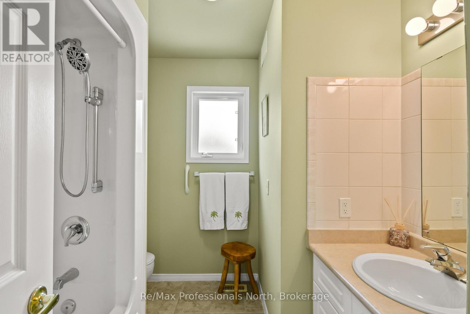 102 Pineridge Gate, Gravenhurst, Ontario  P1P 1Z2 - Photo 5 - X12965958