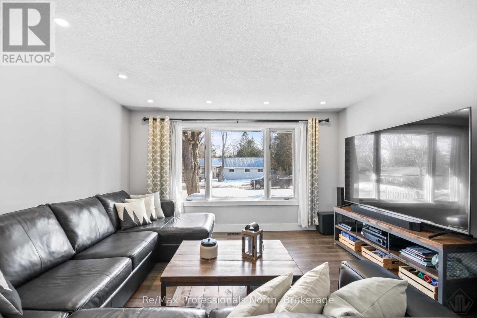 455 Louise Street, Gravenhurst, Ontario  P1P 1C7 - Photo 2 - X12982604