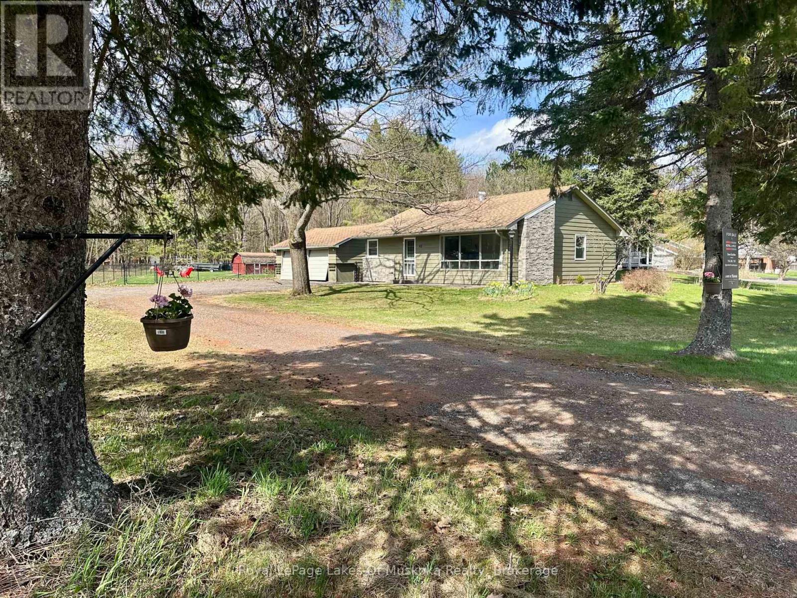 42 Riverside Drive, Huntsville, Ontario  P1H 1R6 - Photo 2 - X13012948