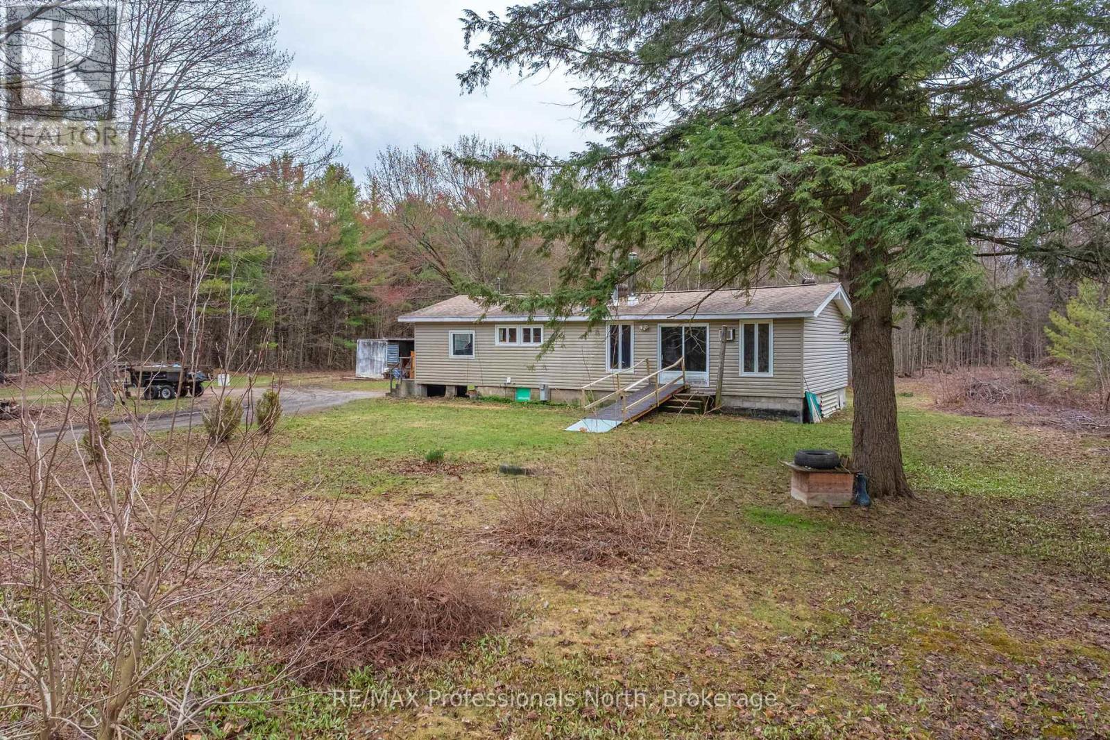 1056 Kirk Line W, Bracebridge, Ontario  P1L 1W9 - Photo 1 - X13073948