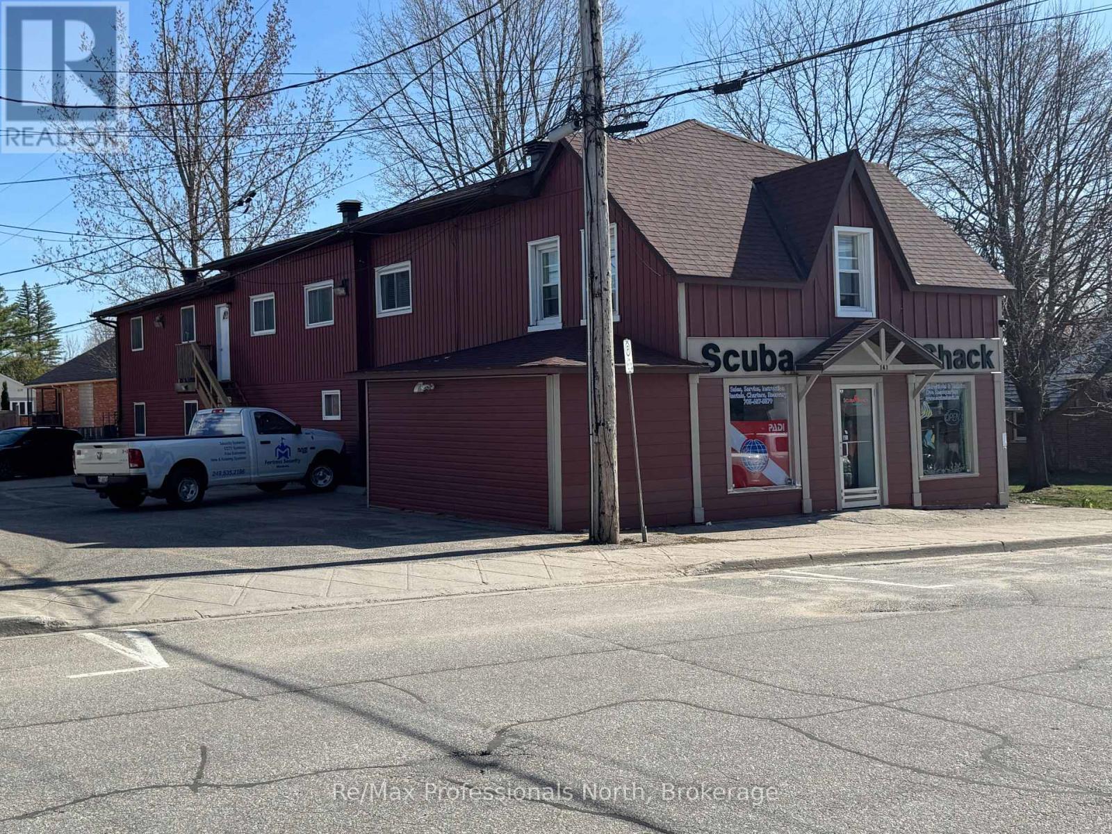 141 Hotchkiss Street, Gravenhurst, Ontario  P1P 1H6 - Photo 1 - X13085912