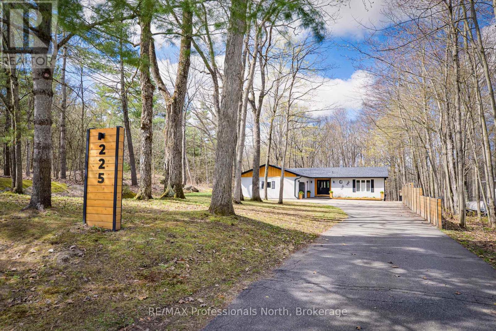 225 Blanchard Street W, Gravenhurst, Ontario  P1P 1A8 - Photo 1 - X13104682