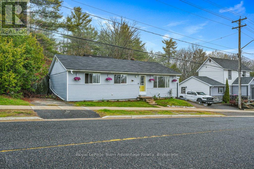 31 Cascade Street, Parry Sound, Ontario  P2A 1J8 - Photo 1 - X13128196