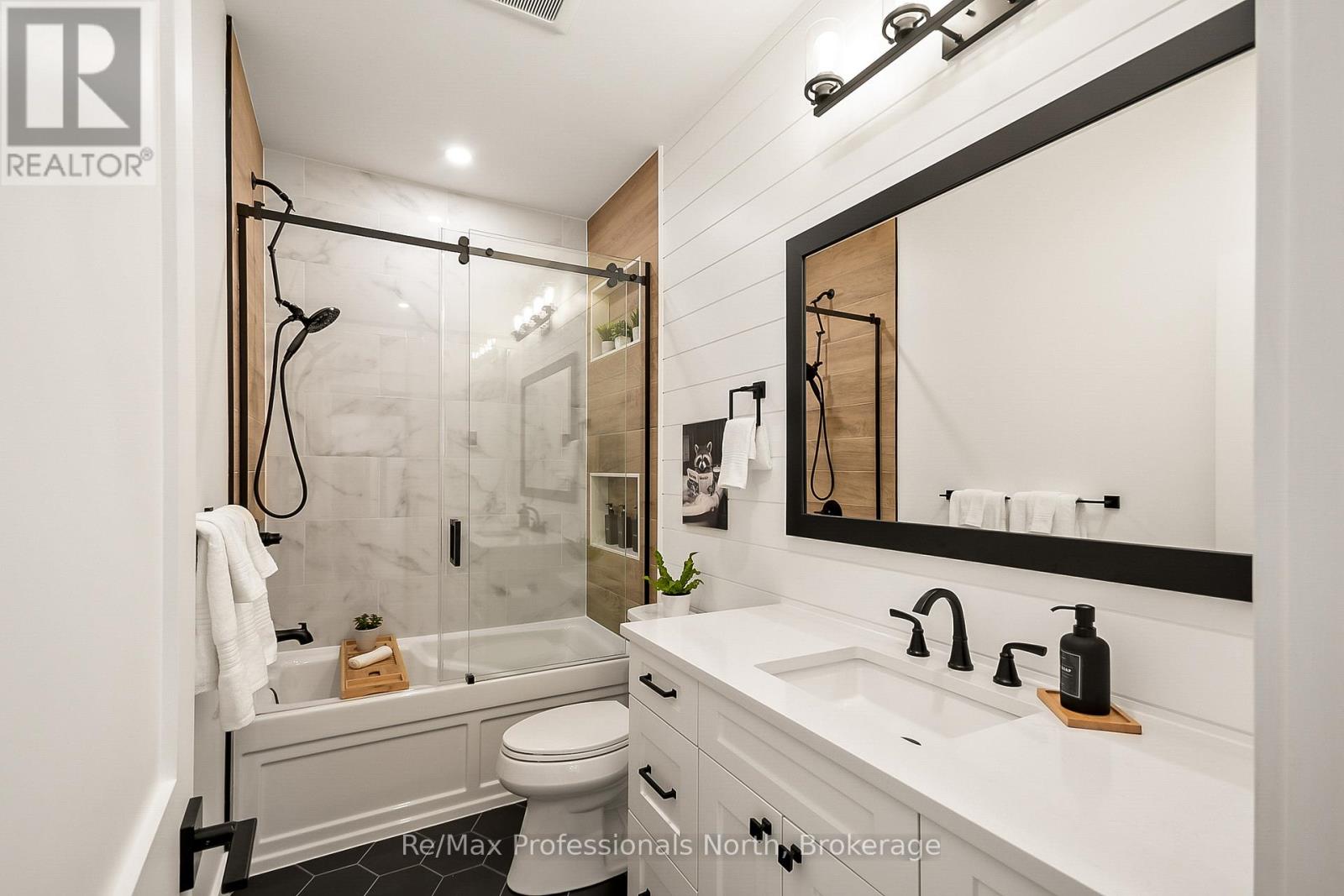 1054 Brydons Bay Road, Gravenhurst, Ontario  P1P 1R1 - Photo 21 - X13129310