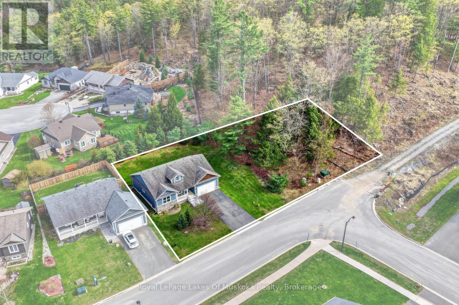 30 & 32 Gainsborough Road, Bracebridge, Ontario P1L 1W8 - Photo 2 - X13132434