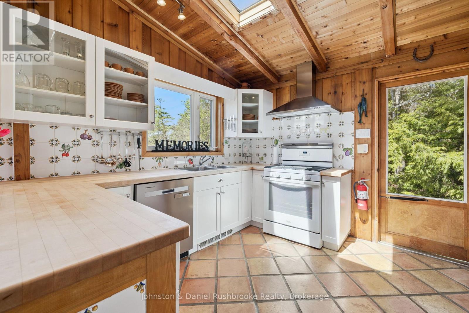 1052 North Sunset Bay Road, Gravenhurst, Ontario P1P 1R2 - Photo 14 - X13143730