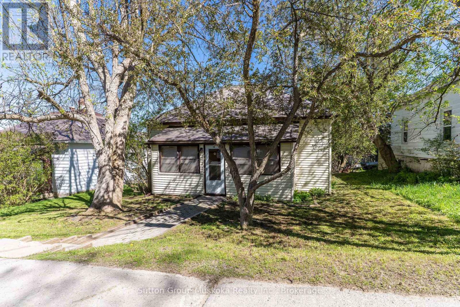 18 Susan Street W, Huntsville, Ontario P1H 1X4 - Photo 1 - X13169254