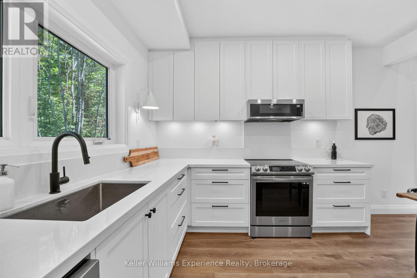 1077 Holiday Park Drive, Bracebridge, Ontario P1L 1W9 - Photo 2 - X13248982