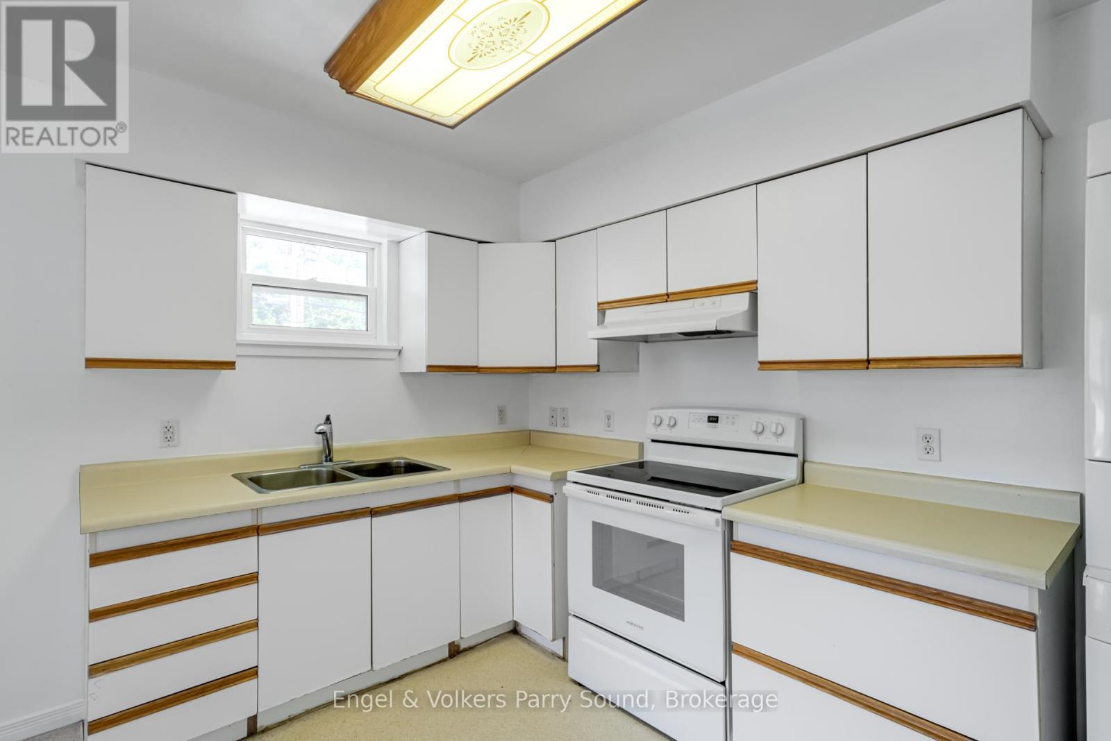 128 Isabella Street, Parry Sound, Ontario P2A 1N1 - Photo 10 - X13430980