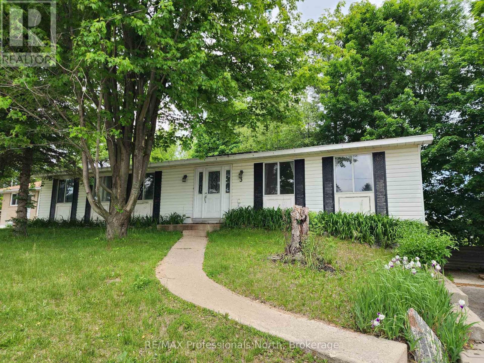 3 Wellington Street, Bracebridge, Ontario  P1L 1E8 - Photo 1 - X13431394