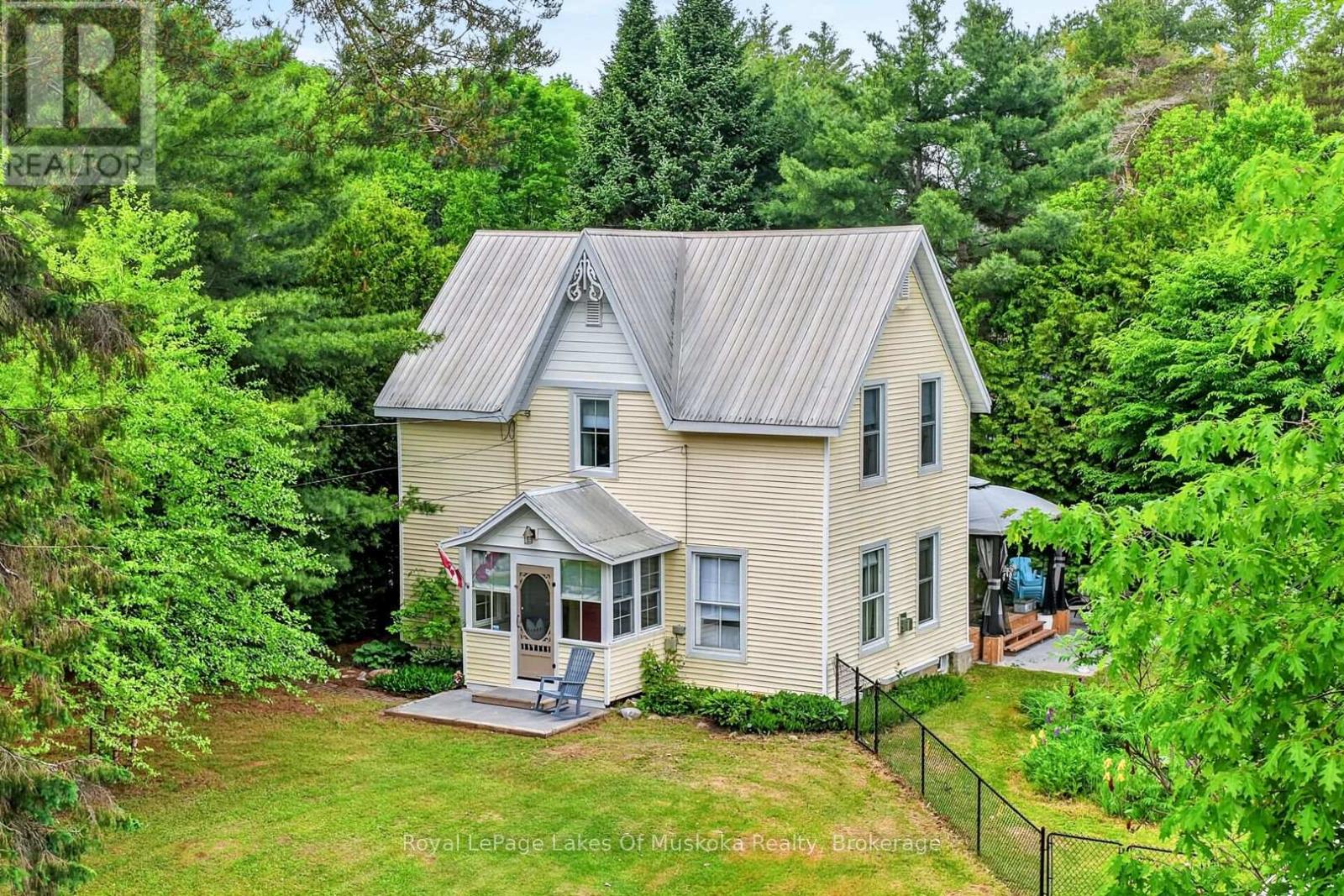 4 Spruce Street E, Lake Of Bays, Ontario P0B 1A0 - Photo 1 - X13449238