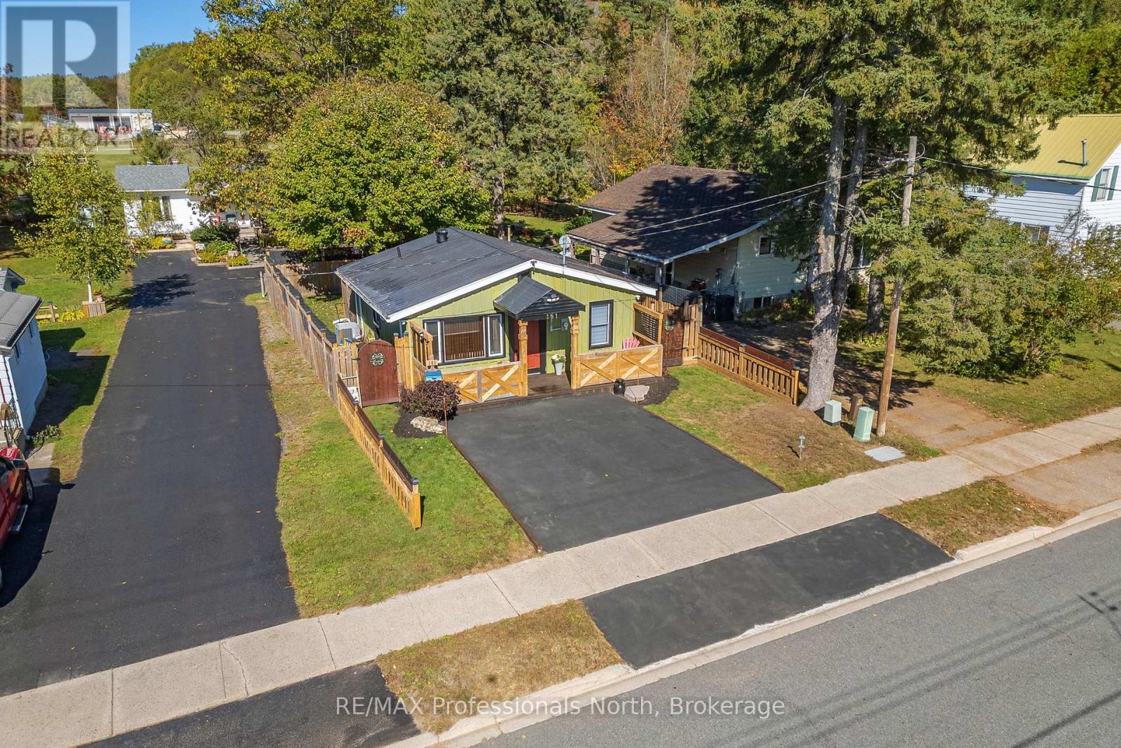 161 Quebec Street, Bracebridge, Ontario  P1L 1E3 - Photo 1 - X13458442