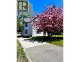 17 WAUBEEK STREET, Parry Sound, Ontario