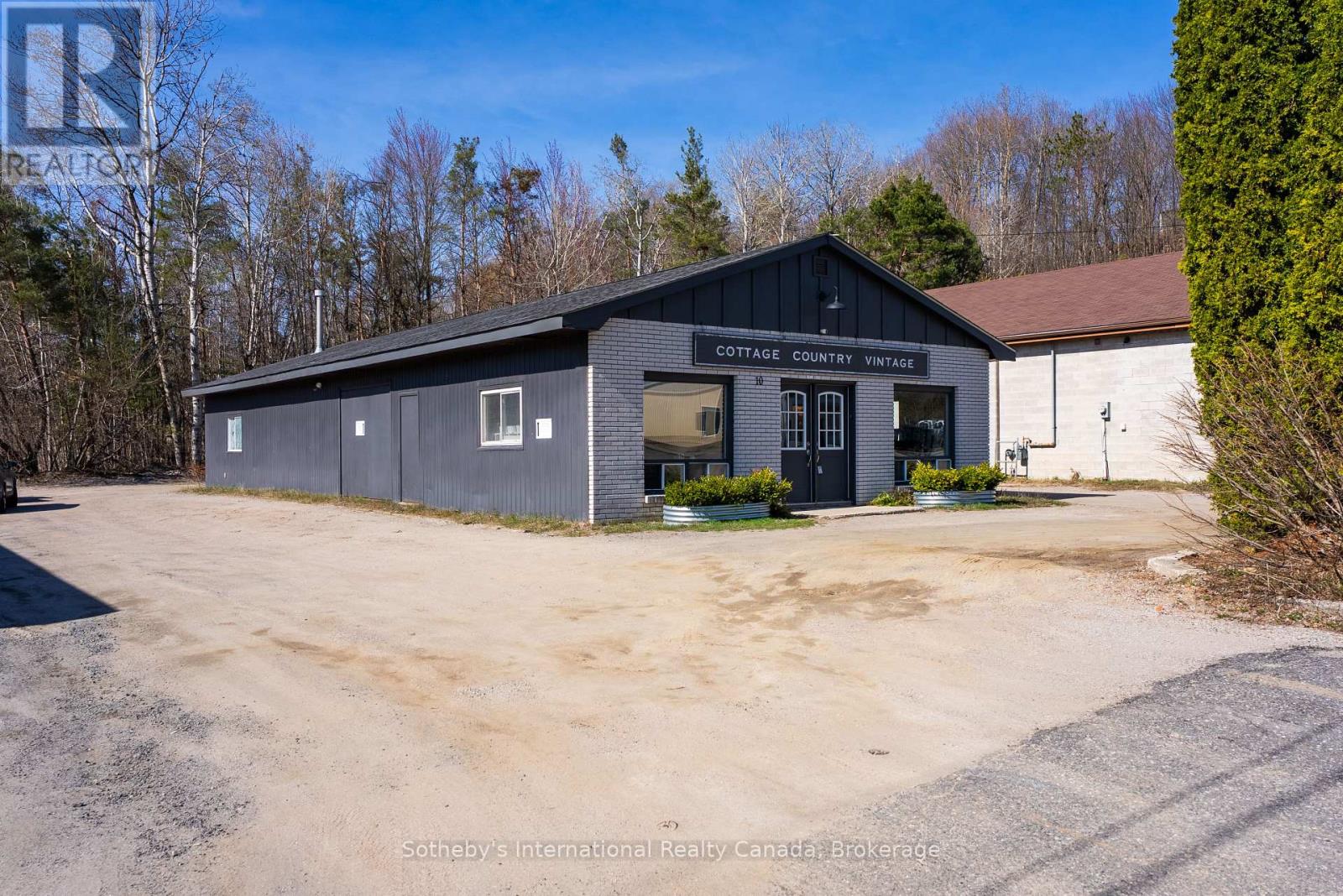 10 Armstrong Street, Bracebridge, Ontario P1L 1C1 - Photo 2 - X13513190