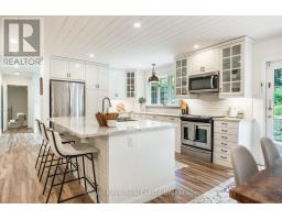 125 CLARKE CRESCENT, Huntsville, Ontario