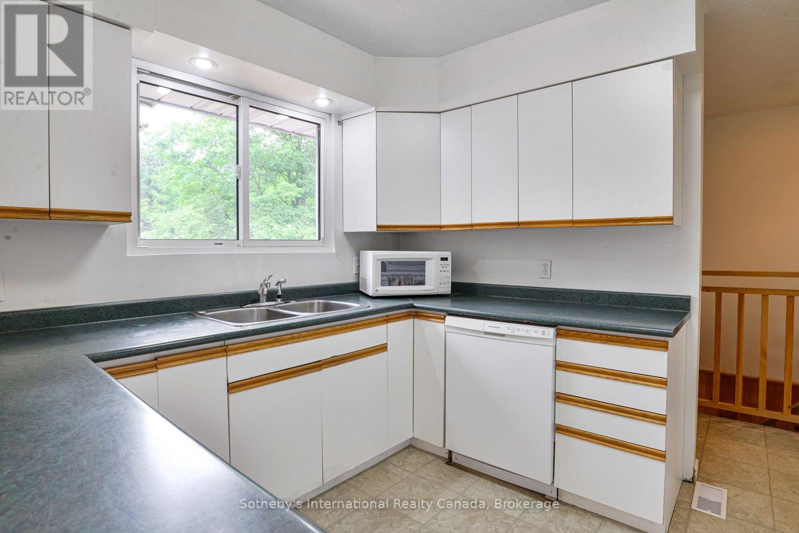1048 Old Falkenburg Road, Bracebridge, Ontario  P1L 1X4 - Photo 7 - X13576486