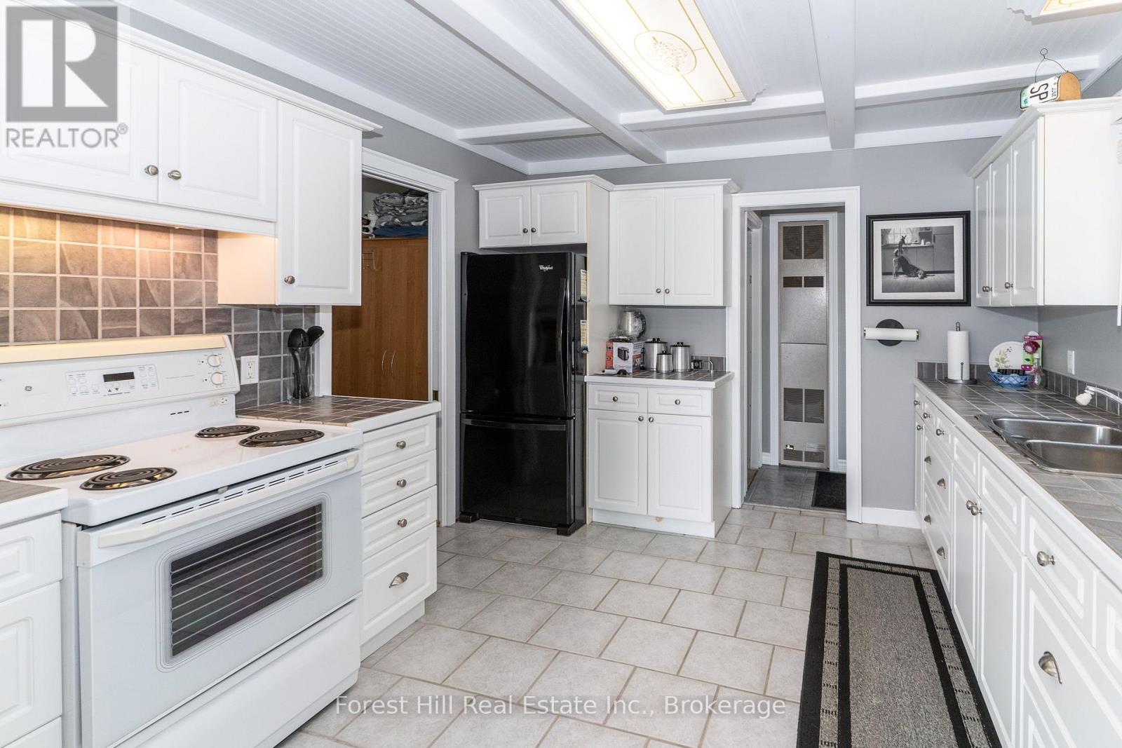 1048 West Black Lake Road, Muskoka Lakes, Ontario  P0C 1M0 - Photo 11 - X13654668
