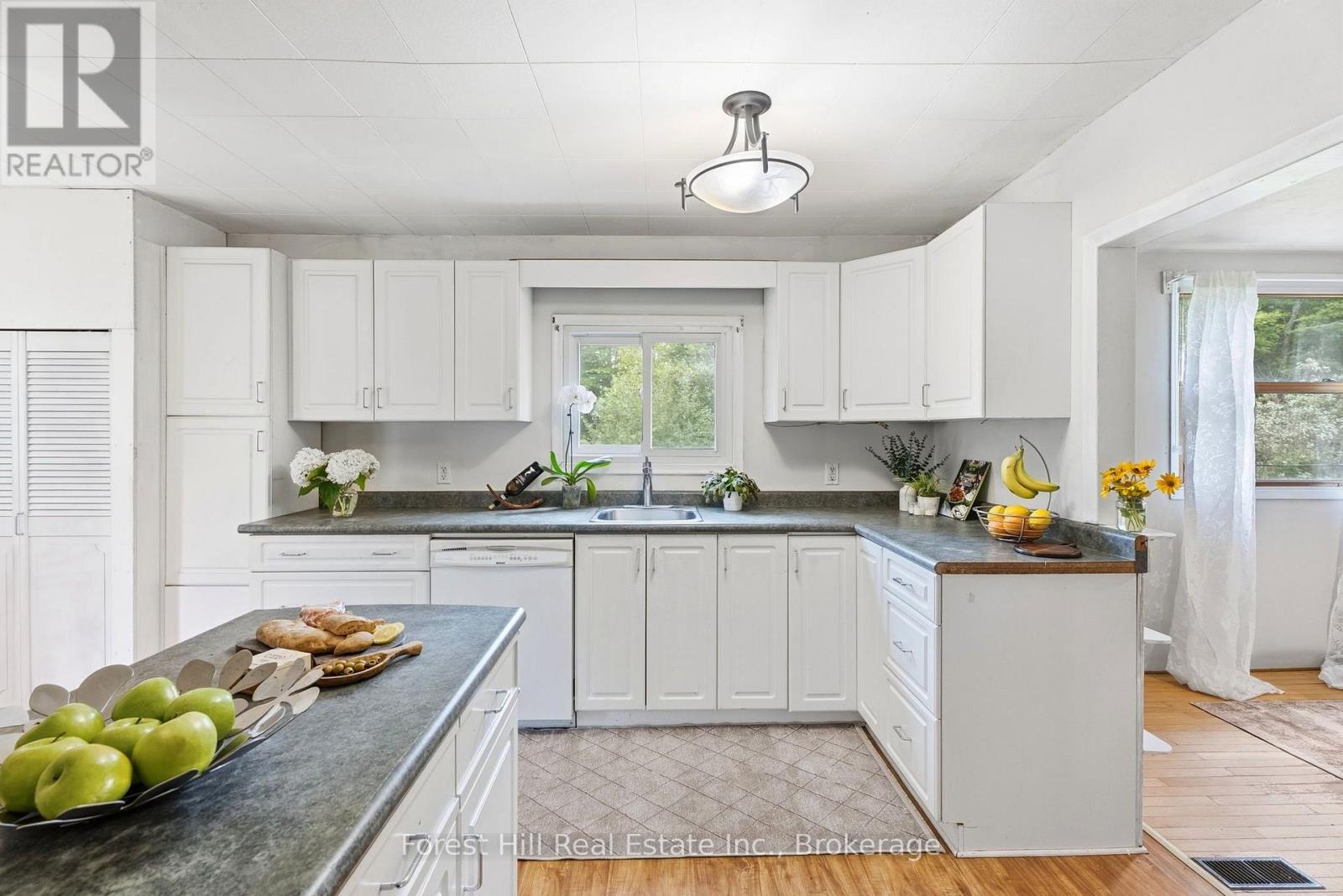9 Spruce Glen Road, Huntsville, Ontario  P1H 1C9 - Photo 1 - X13680216
