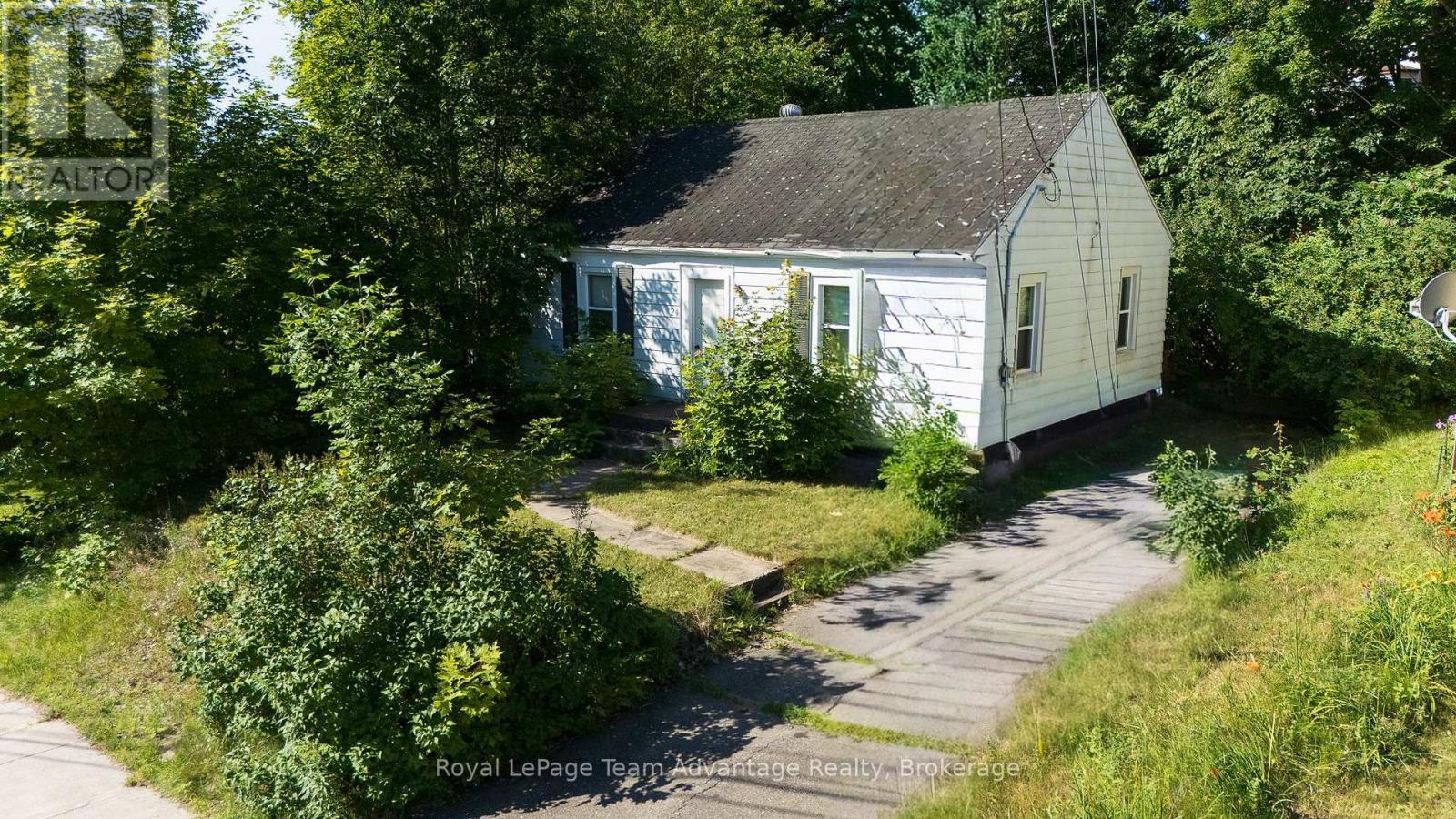 24 Hillcrest Avenue, Parry Sound, Ontario  P2A 1L4 - Photo 1 - X13744764