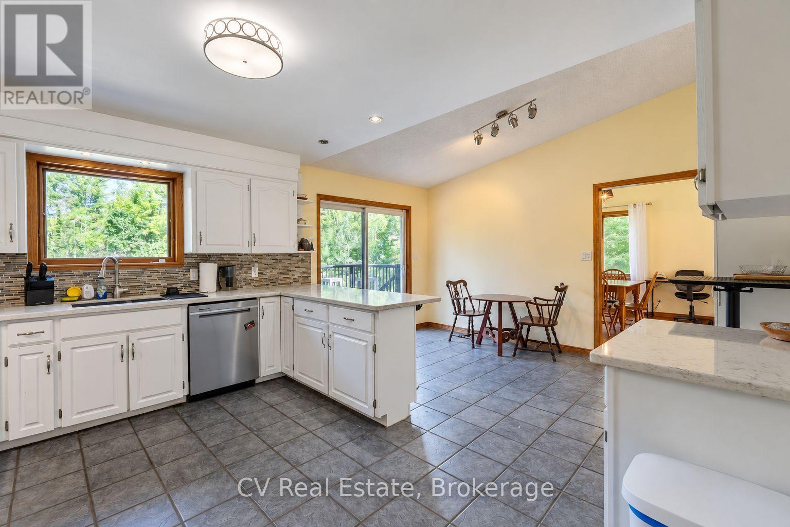 1045 Narrows Road, Gravenhurst, Ontario P1P 1R2 - Photo 10 - X13778612
