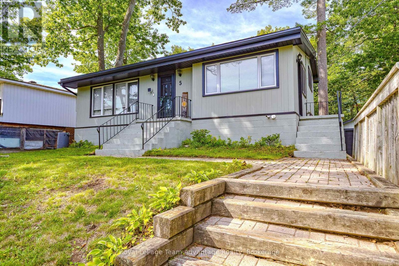5 Burritt Street, Parry Sound, Ontario  P2A 1N5 - Photo 1 - X13796962